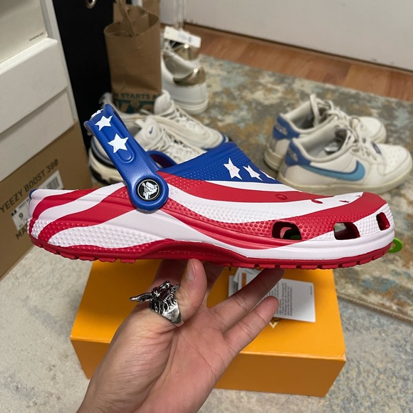 NWT Men’s Size 8 (Euro Sz 41-42) Crocs Classic Clogs With American Flag Theme - Picture 8 of 16